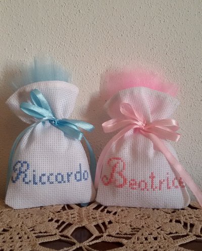 Sacchetti per confetti battesimo ricamati a punto croce tela aida bianca  