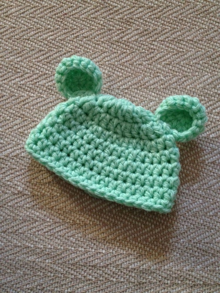 Cappellino in  lana  realizzazione uncinetto
