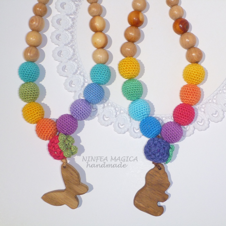 Collana da allattamento Arcobaleno con ciondolo in legno di quercia e palline di ginepro