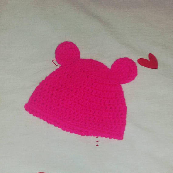 Cappellino in  lana  realizzazione uncinetto