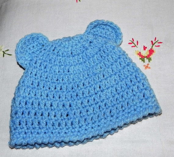 Cappellino in  lana  realizzazione uncinetto