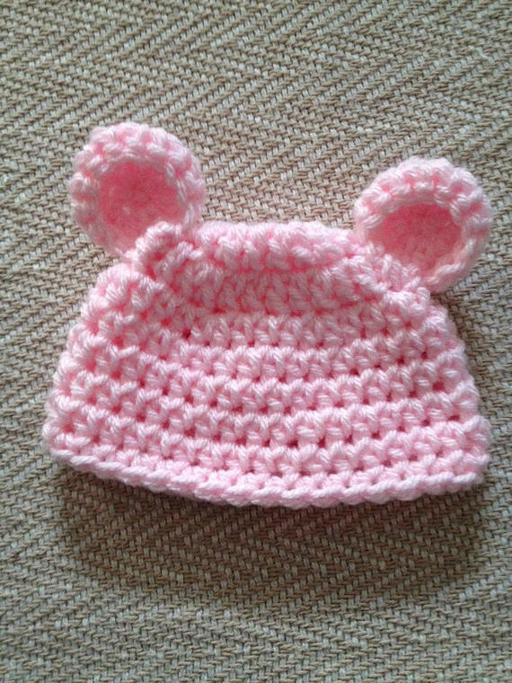 Cappellino in  lana  realizzazione uncinetto