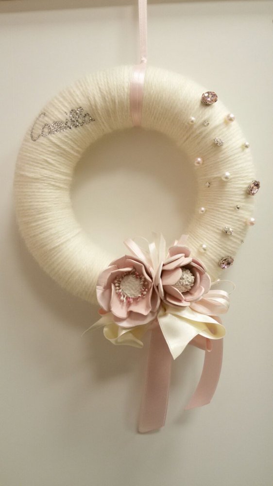 Fiocco shabby femminuccia con fiori, perle e pietre.