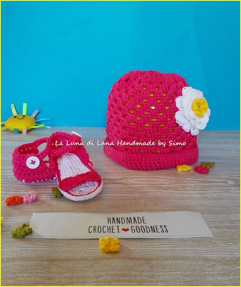 Cappello a uncinetto e sandali da bimba coordinati
