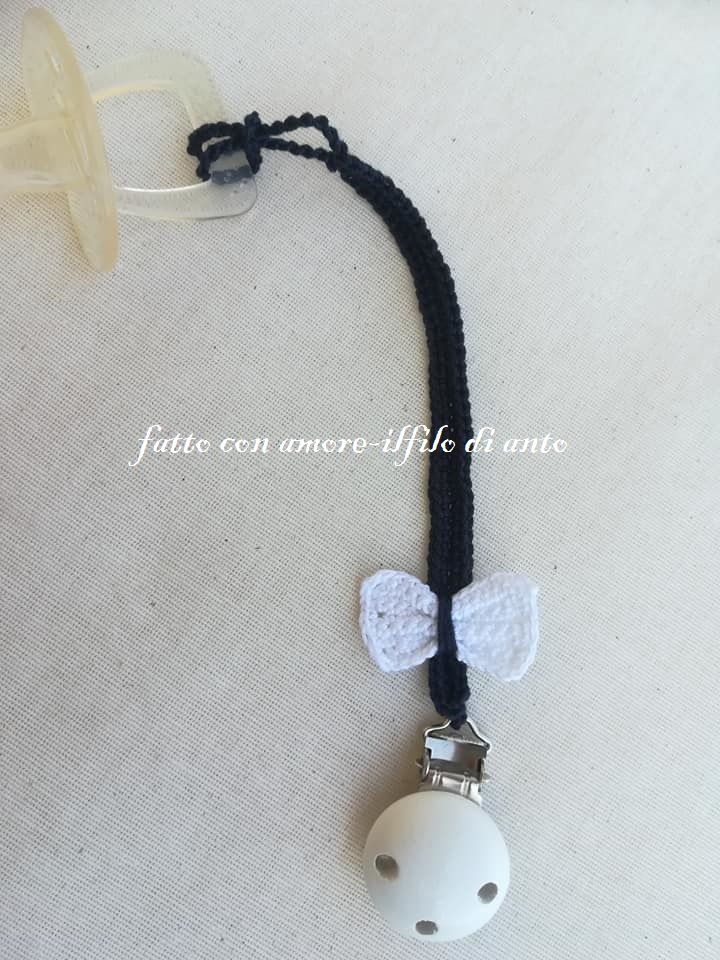 Catenella portaciuccio in puro blu con fiocco bianco