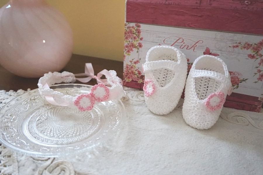 Scarpette neonato con fascetta abbinata. 100% cotone . BIANCO