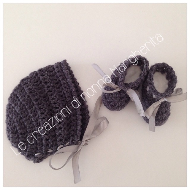 Cuffia bonnet e scarpette in coordinato