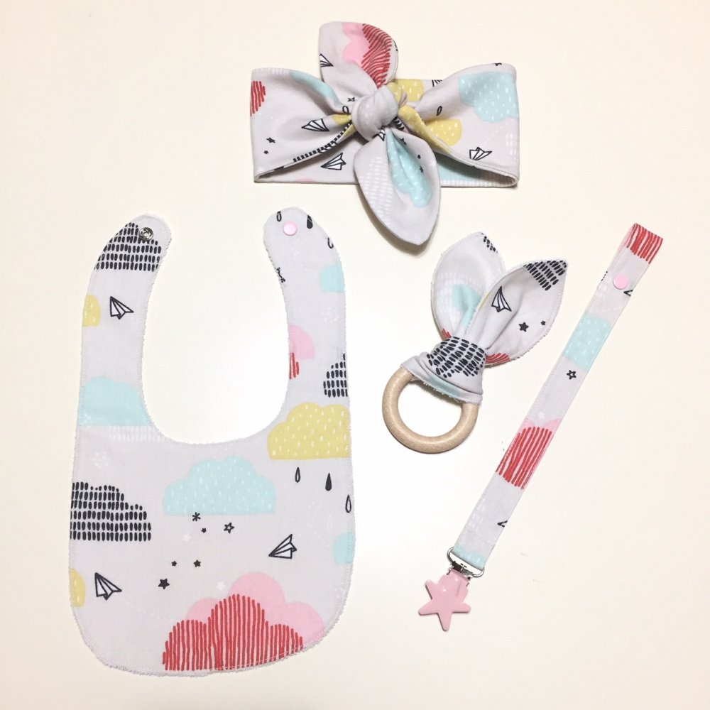 BABY SET bavaglino, portaciuccio, anello massaggiagengive e fascia per capelli