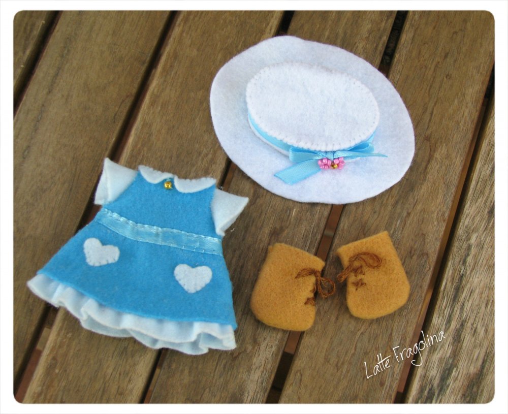 Set di vestito blu per bambolina in pannolenci. Felt pocket doll.