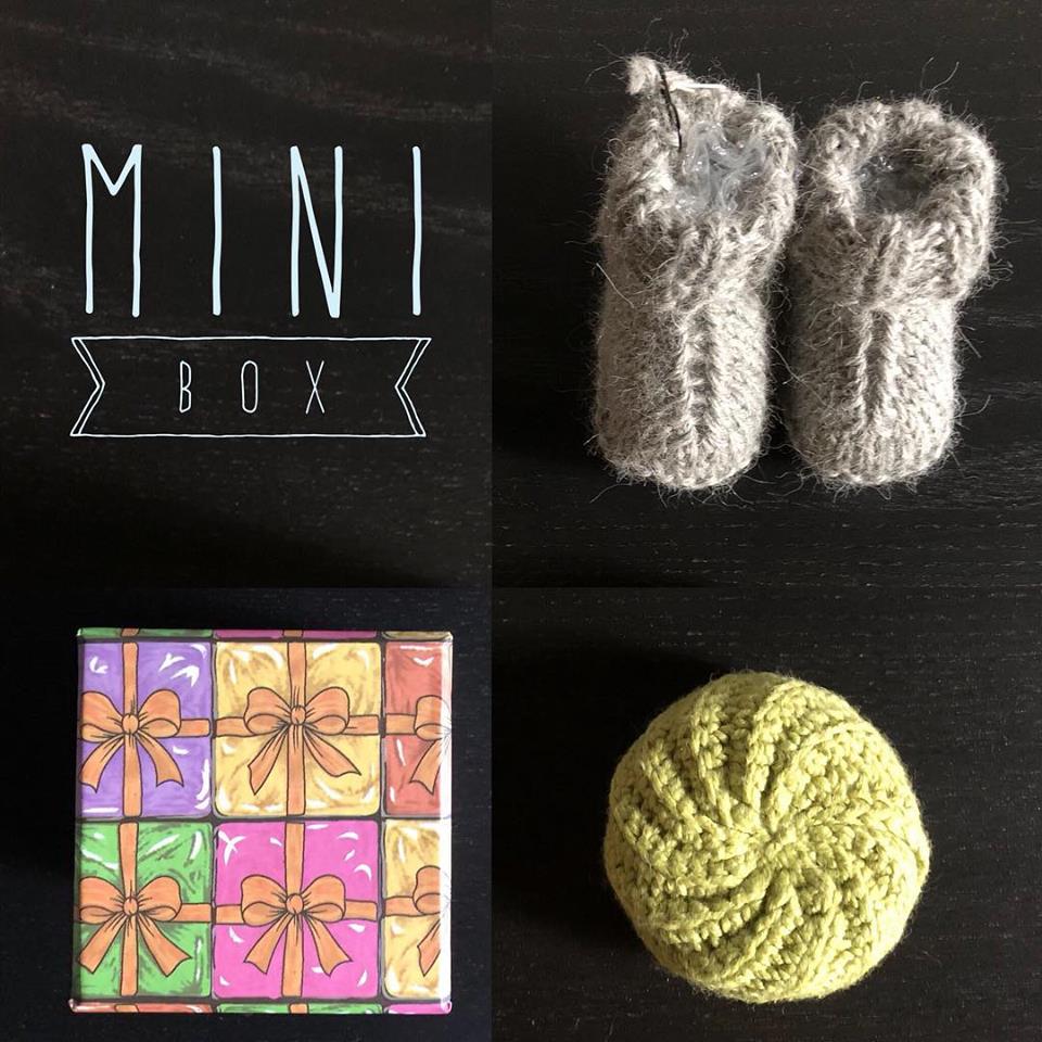 Calzine-scarpine, spugna bagnetto, scatola regalo nascita: MINI BOX NASCITA