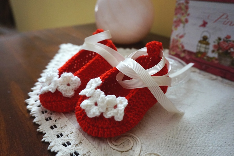 Scarpette neonato con fiori decorativi. taglia 3-6 mesi