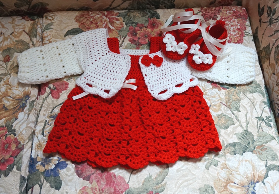 Completo vestito, coprispalle e scarpette. Taglia 3-6 mesi