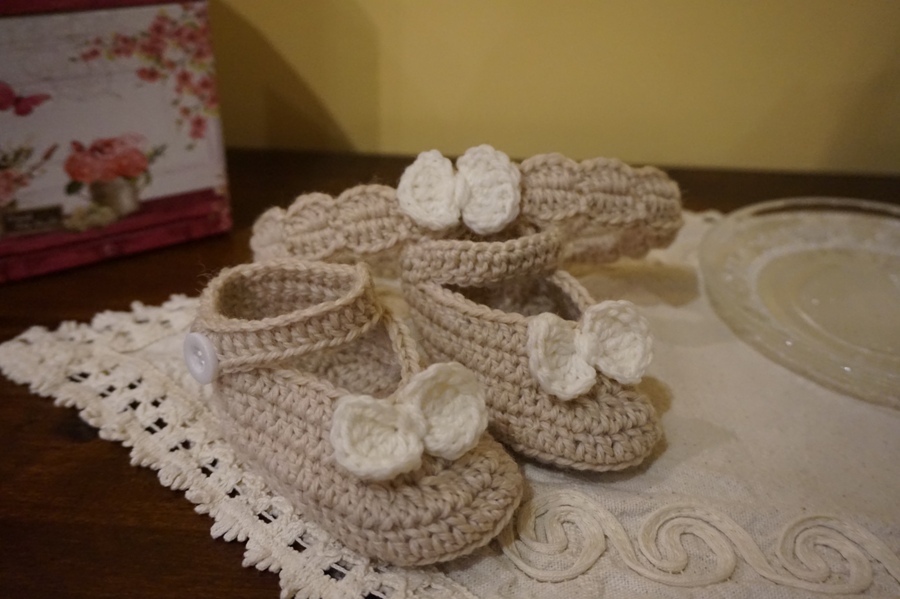 Scarpette neonato con fascetta. Beige . Lana baby