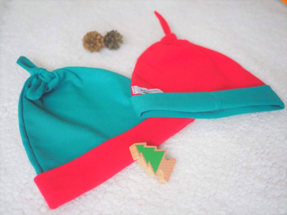 Cappellino con nodo in felpa colorato.