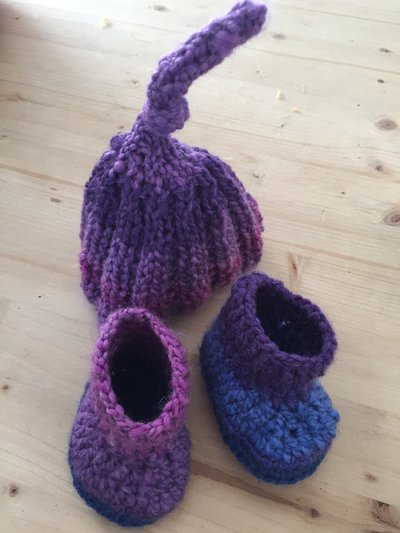 CAPPELLO BEANIE E SCARPETTE COORDINATE IN LANA 
