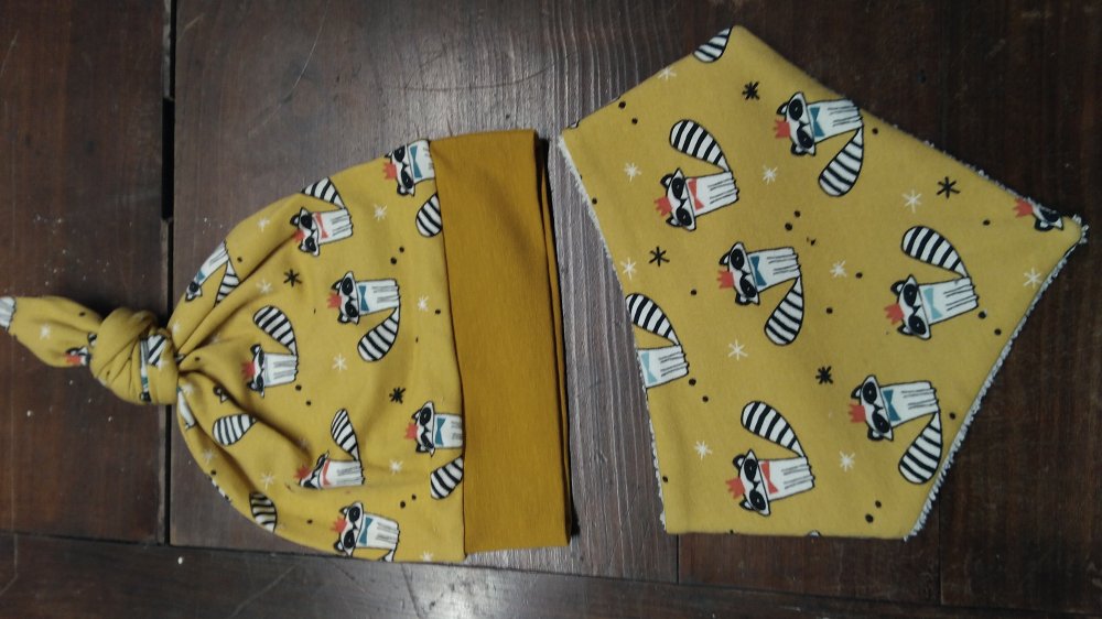 Set beb berretto leggero con nodo e Bavagliolo bandana pezzo unico tg. 0-3 mesi senape con simpatici procioni