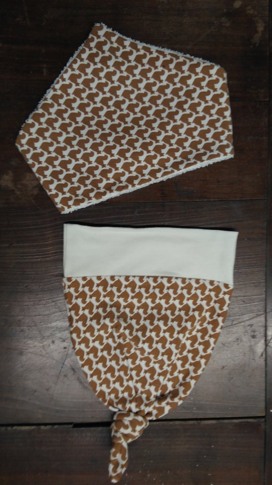 Set beb composto da berretto con nodo in jersey di cotone certificato e Bavagliolo bandana panna con scoiattoli nocciola