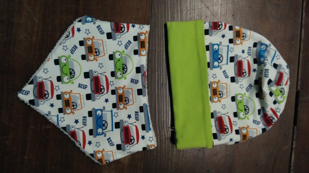 Set berretto reversibile e Bavagliolo bandana in jersey di cotone con macchinine simpatiche pezzo unico tg. 0-3 mesi
