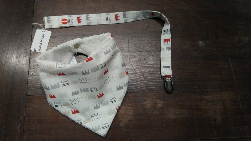Set Bavagliolo bandana e catenella portaciuccio in cotone bianco con corone