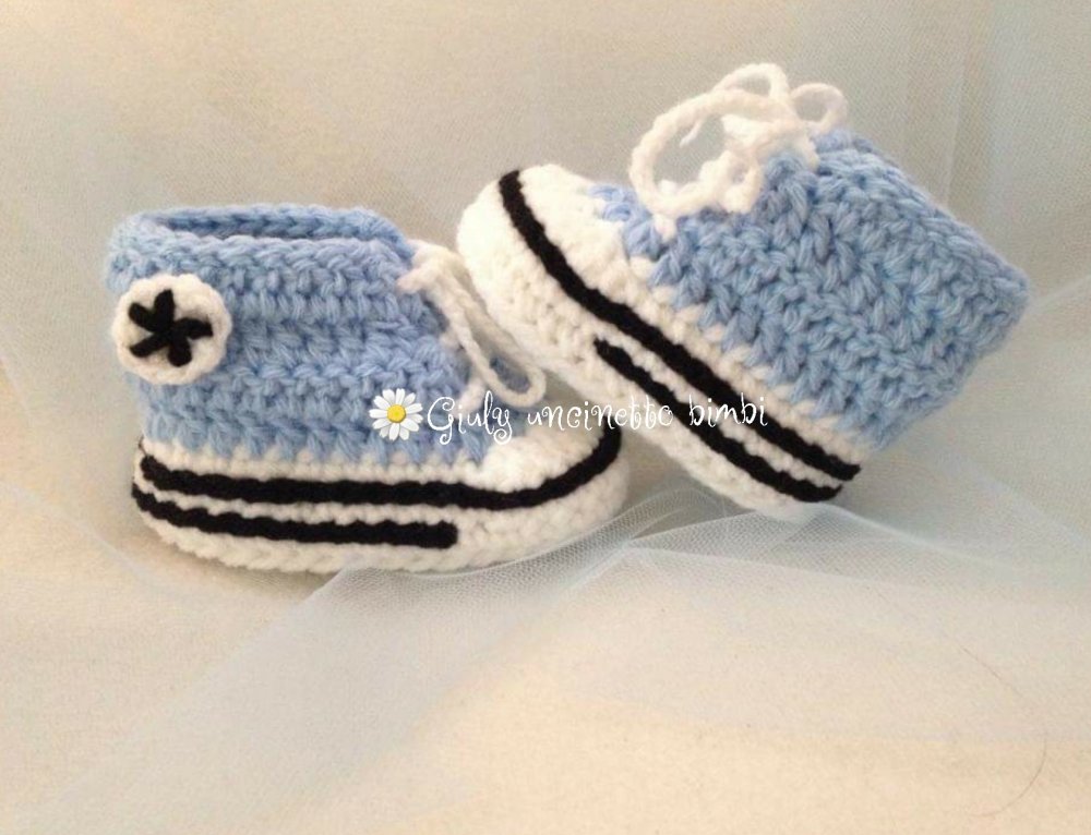 Scarpette  scarpine stivaletti stile * converse all star * realizzate con uncinetto per neonato portafortuna fortuna