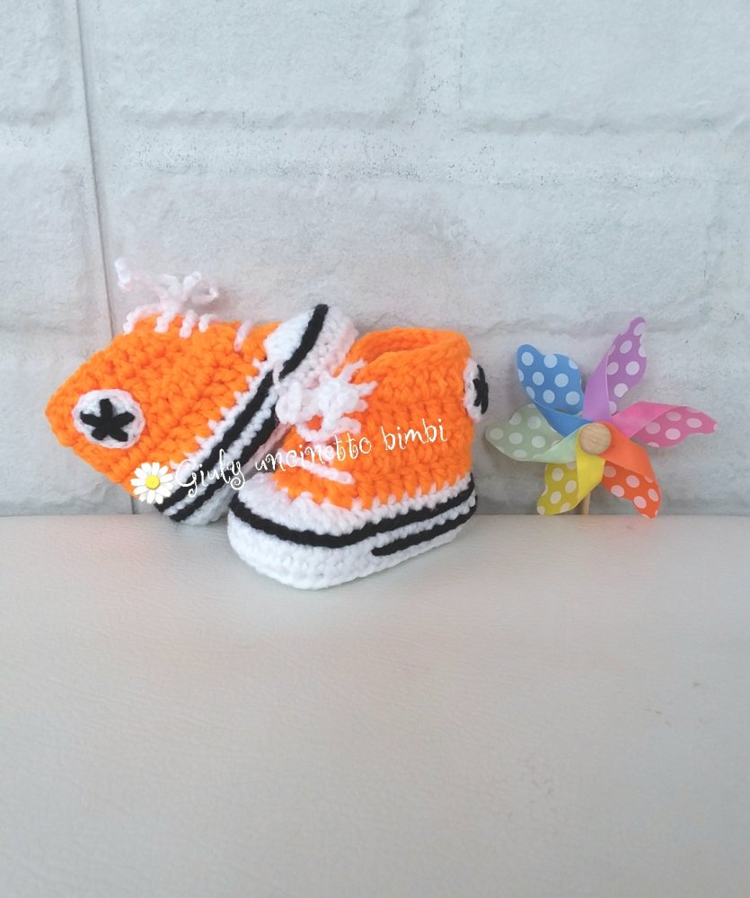Scarpette  scarpine stivaletti stile * converse all star * realizzate con uncinetto per neonato portafortuna fortuna
