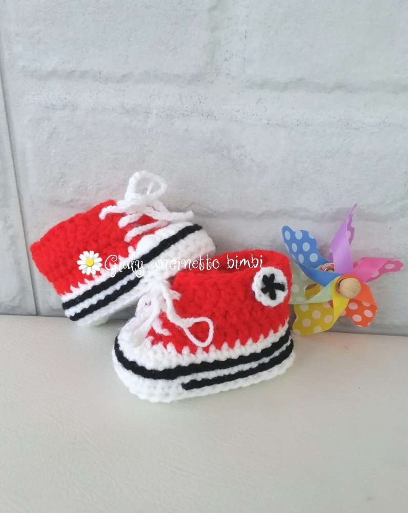 Scarpette  scarpine stivaletti stile * converse all star * realizzate con uncinetto per neonato portafortuna fortuna