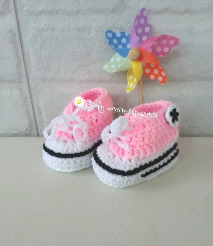 Scarpette  scarpine stivaletti stile * converse all star * realizzate con uncinetto per neonato portafortuna fortuna