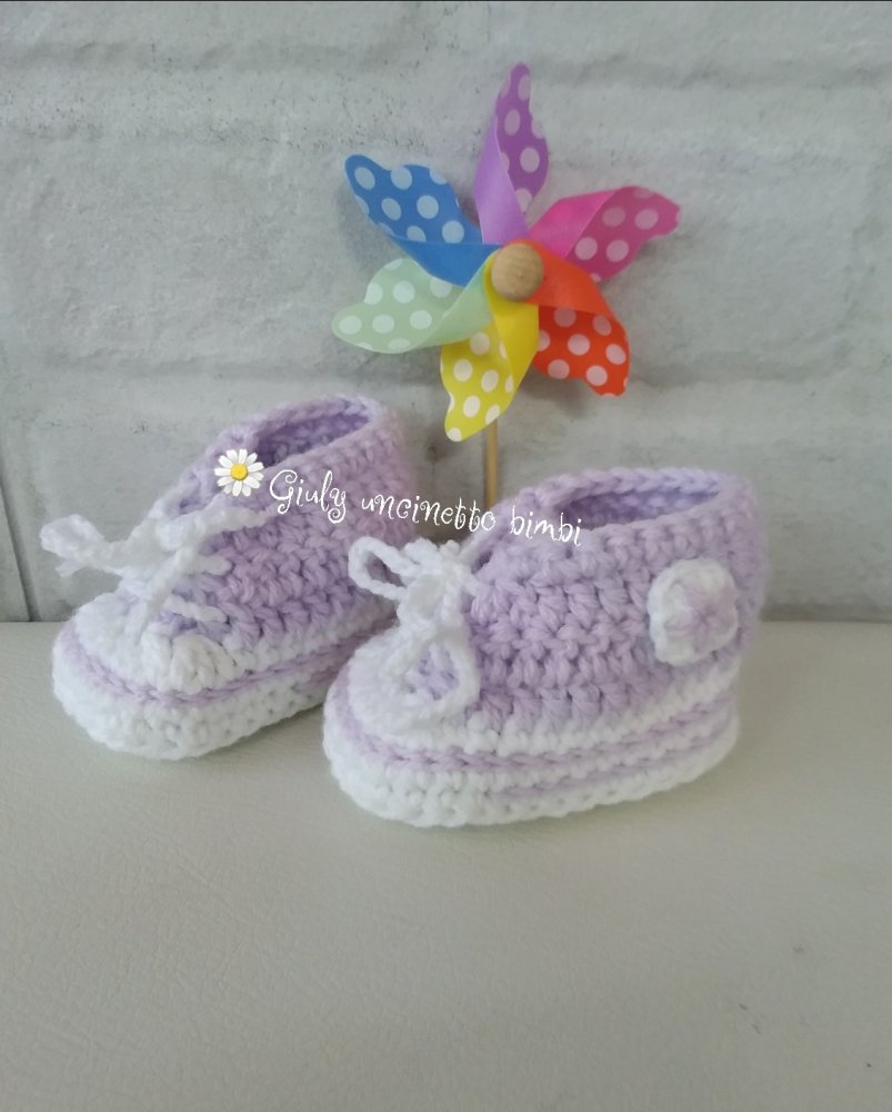 Scarpette  scarpine stivaletti stile * converse all star * realizzate con uncinetto per neonato portafortuna fortuna