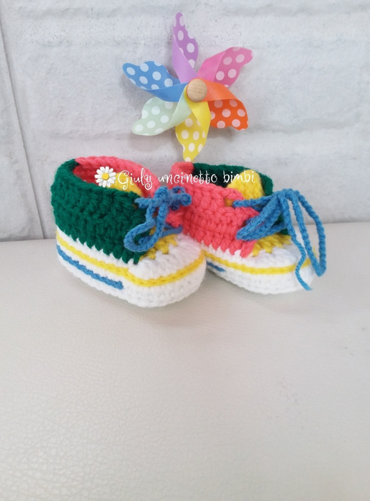 Scarpette  scarpine stivaletti stile * converse all star * realizzate con uncinetto per neonato portafortuna fortuna