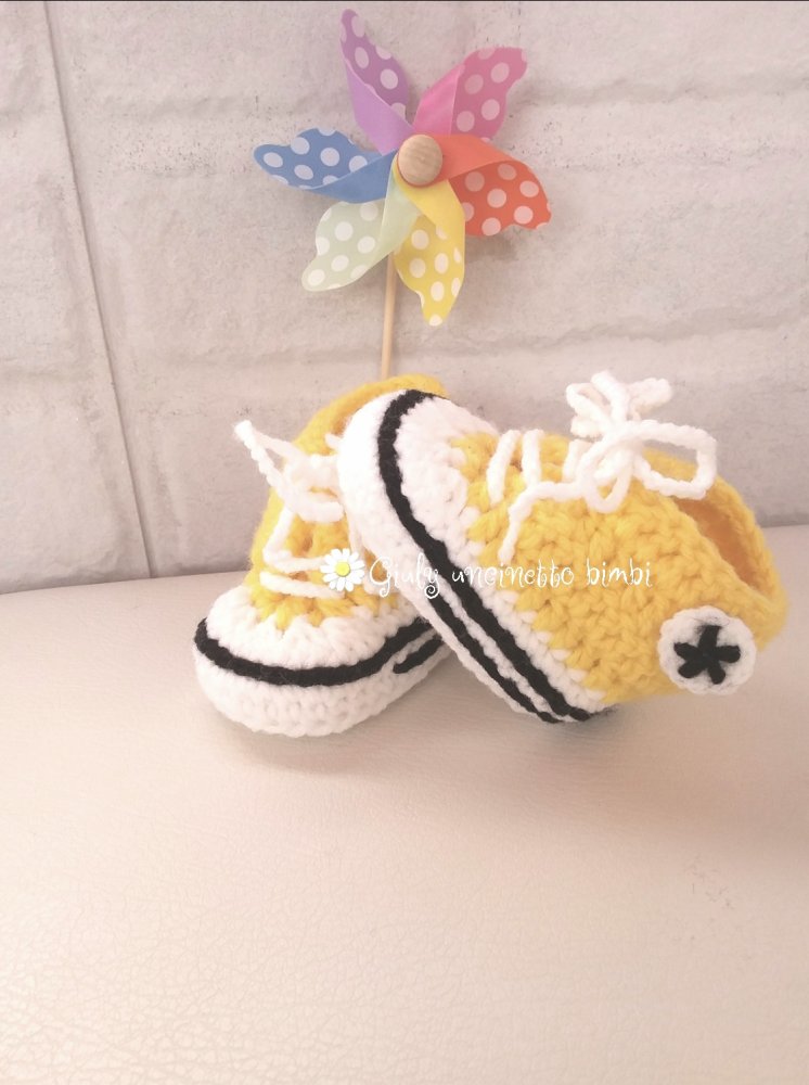 Scarpette  scarpine stivaletti stile * converse all star * realizzate con uncinetto per neonato portafortuna fortuna
