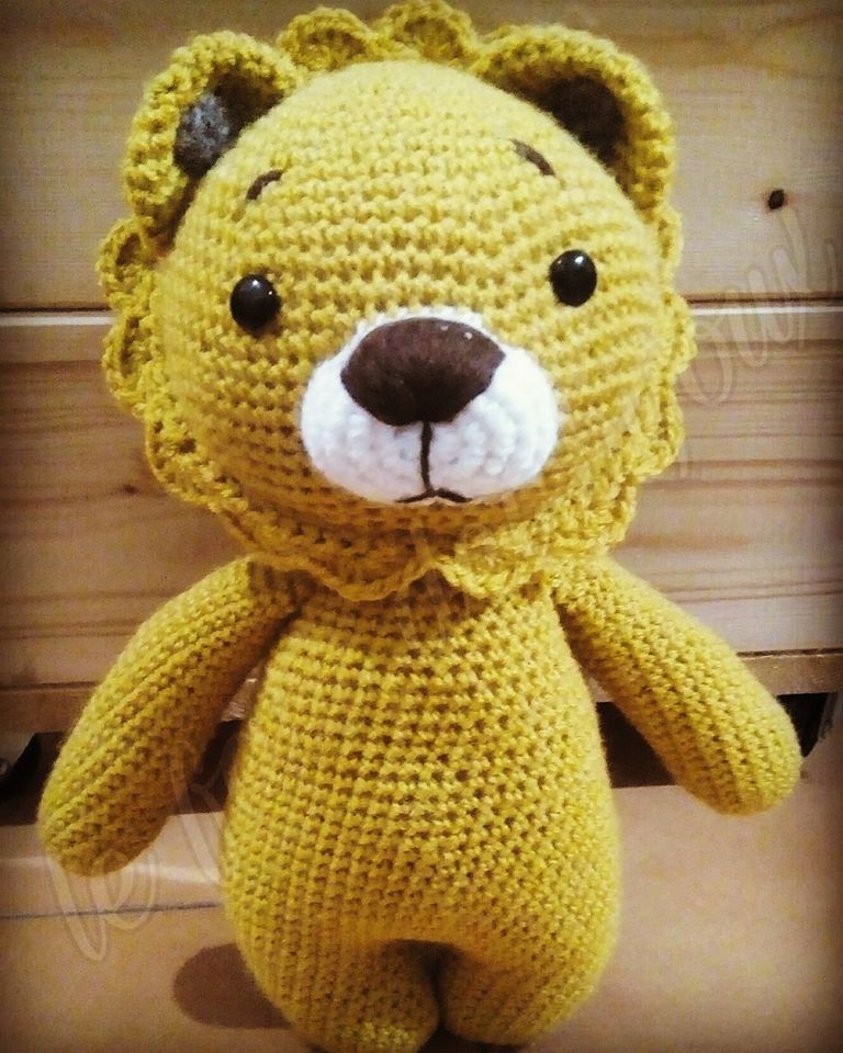 Leone pupazzo amigurumi ad uncinetto