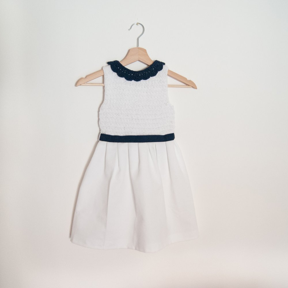 Abito bambinaminimal chic,  bianco con rifiniture personalizzabili, cinturino in vita corpetto ai ferri e gonna in stoffa. Ideale per matrimoni e comunioni
