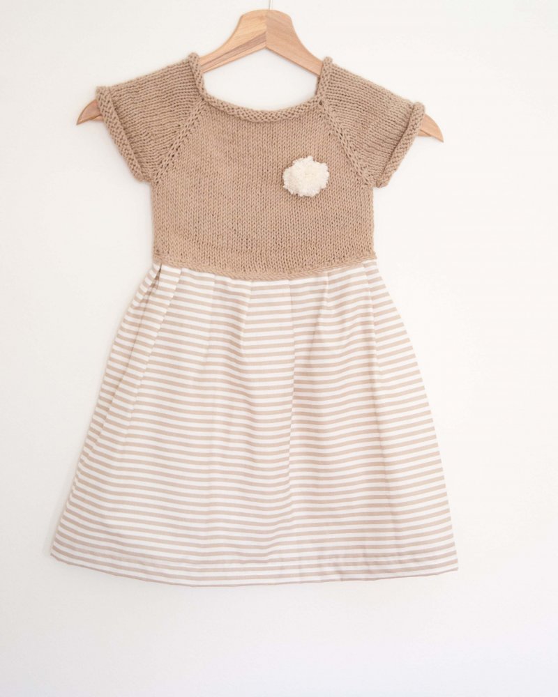 Vestito bambina per la primavera con spilla pon pon, corpetto ai ferri e gonan a righe in cotone