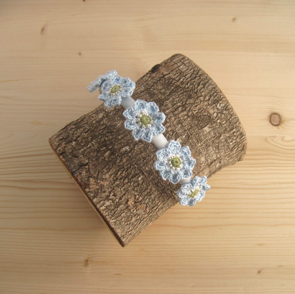 Cerchietto/cerchiello per capelli bambina con fiori azzurri all'uncinetto 