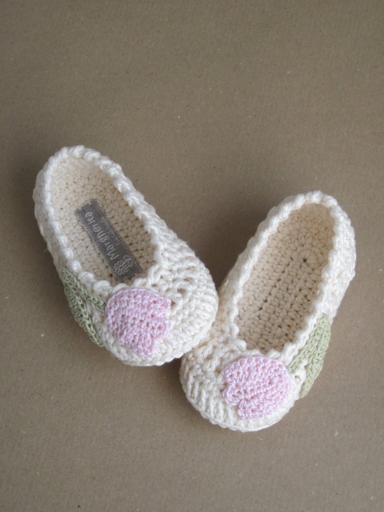 Scarpine  tulipano  rosa - Battesimo - cotone bianco panna - fatte a mano - uncinetto