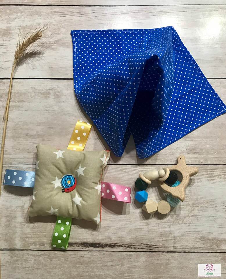Set Primi giochi: Fazzoletto Pikler, Cuscino con etichette e Sonaglio 