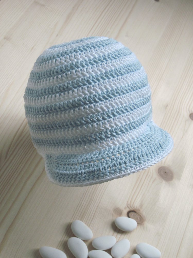 Cappellino/cappello bambino con visiera fatto a mano - cotone righe azzurre e bianche - Battesimo