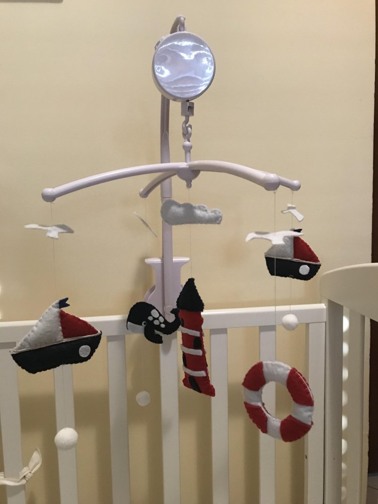 Giostrina per culla con carillon e inserti in feltro 