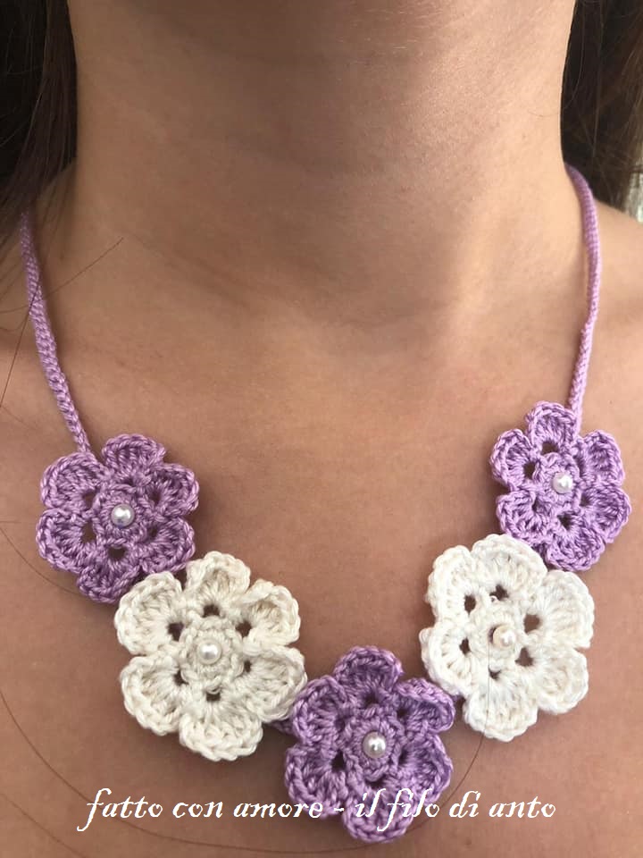 Collana con fiori e perline