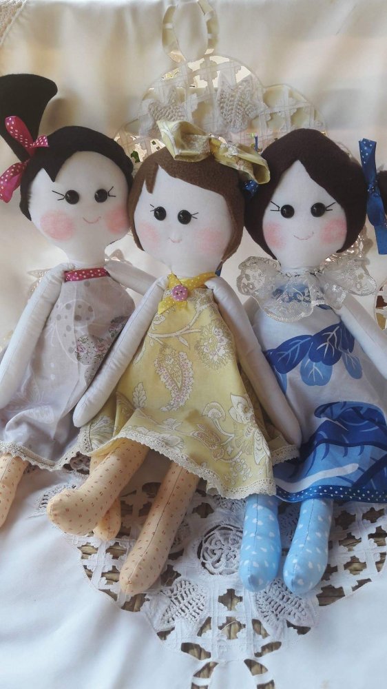 Bambola di stoffa, vestito tonalit azzurra e fiori, capelli neri di pannolenci 
