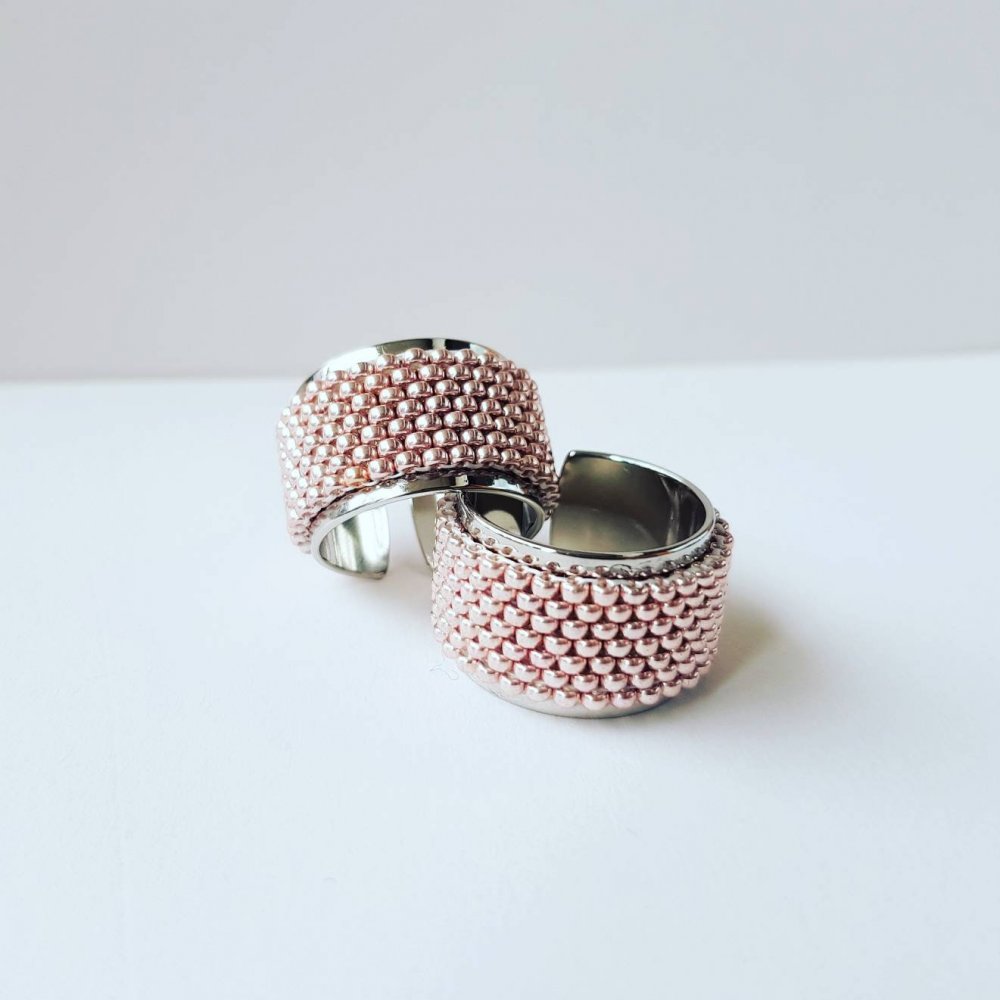Anello a fascia con lavorazione in perline