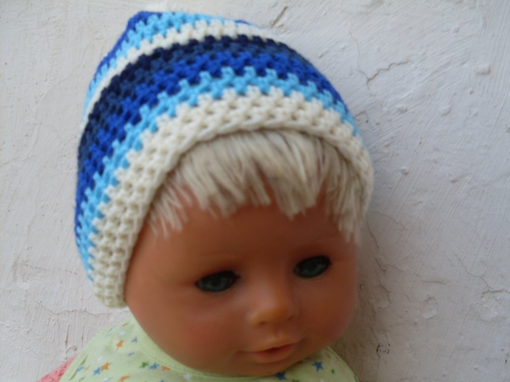 Cappello a fasce con pon -pon all'uncinetto