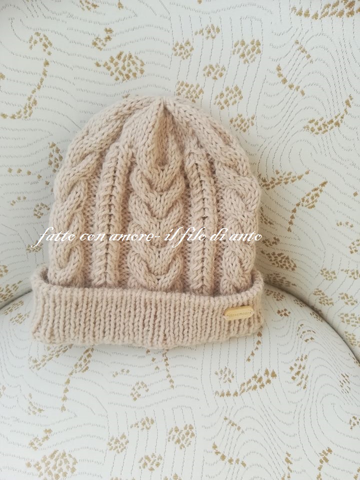 Cappello in lana alpaca con  lavoro a intrecci