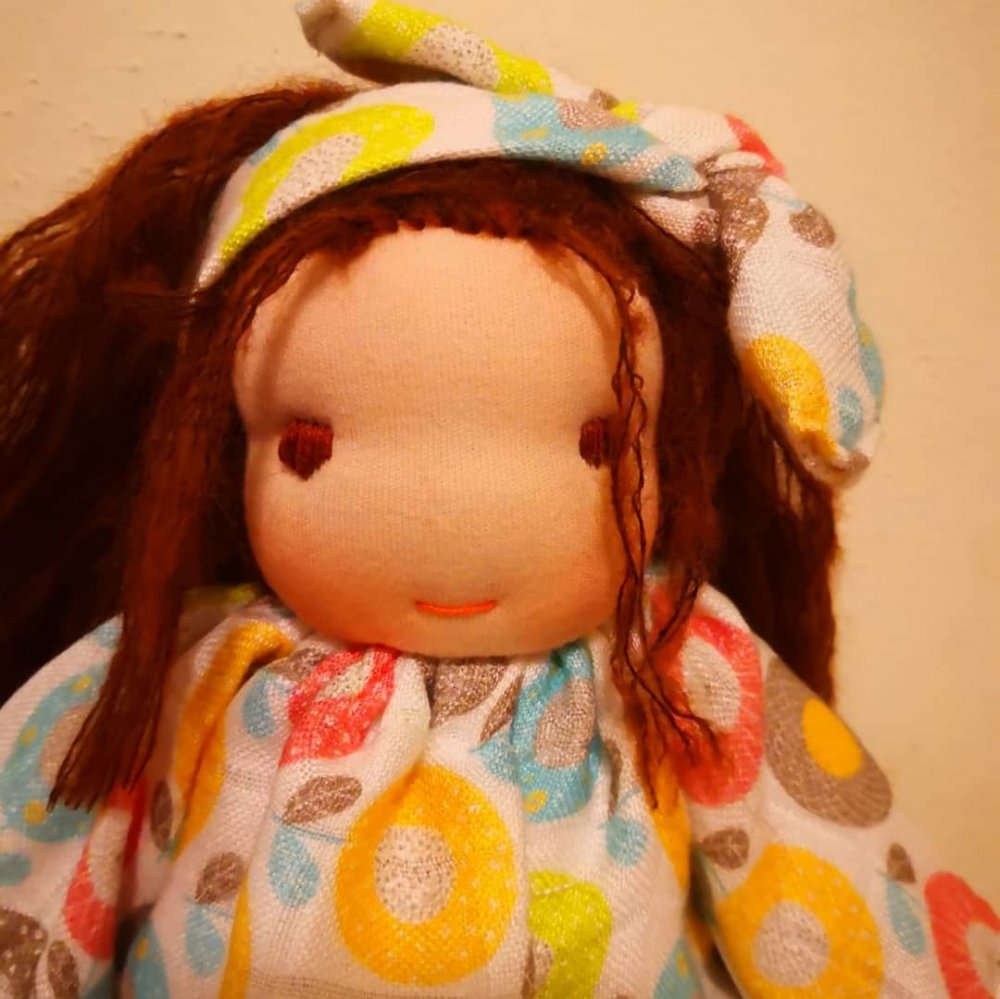 Nina Bambola waldorf, Waldorf inspired doll, capelli castani