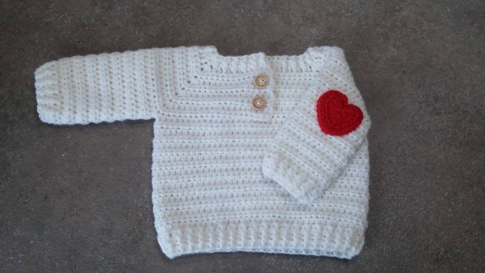 Maglione neonato lavorato a uncinetto con toppe a cuore