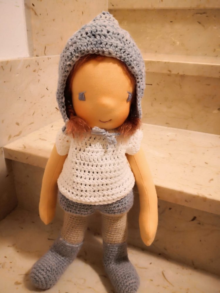 Bambola waldorf con corpo lavorato all'uncinetto, cappellino bonnet, fibre naturali