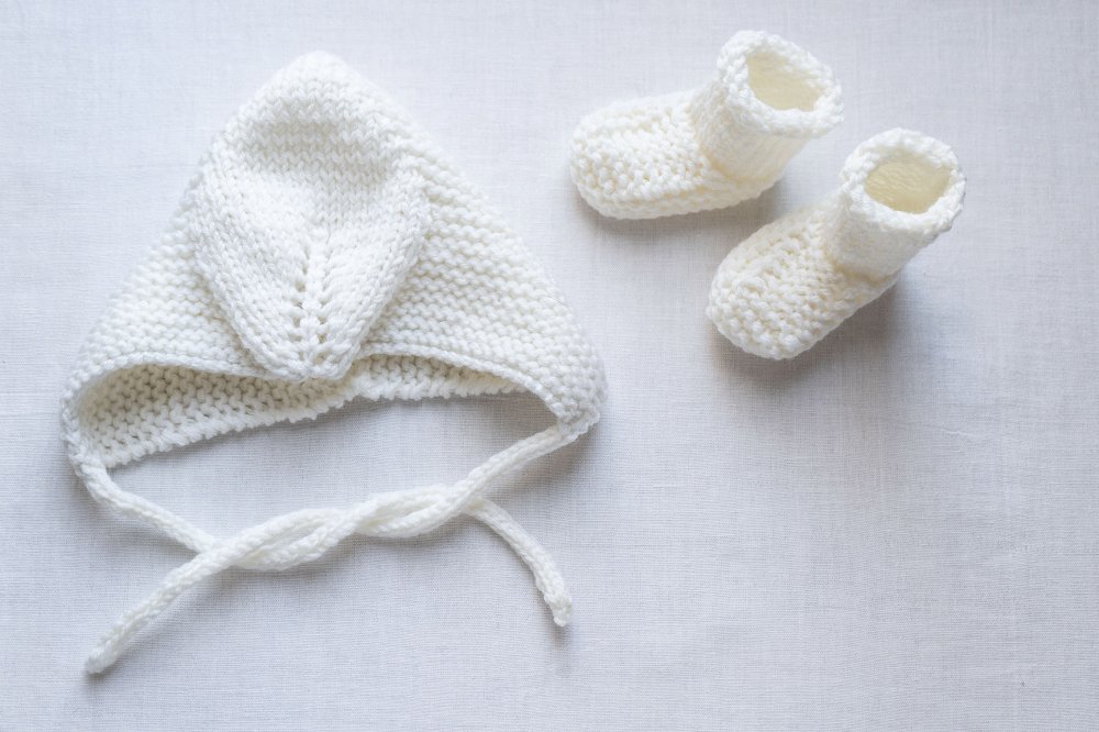 cuffia con motivo foglia per neonato e calzini coordinati