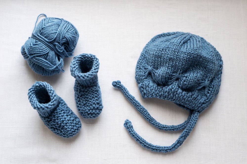 coordinato azzurro per neonato con cuffia motivo farfalla e calzini 