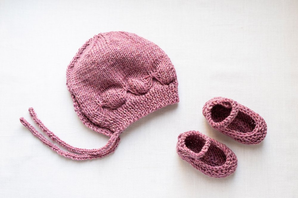 coordinato rosa melange per neonate con cuffia motivo farfalla e scarpine 