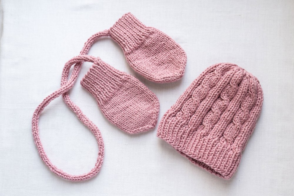 cappellino rosa con trecce e guantini coordinati per 6-12 mesi